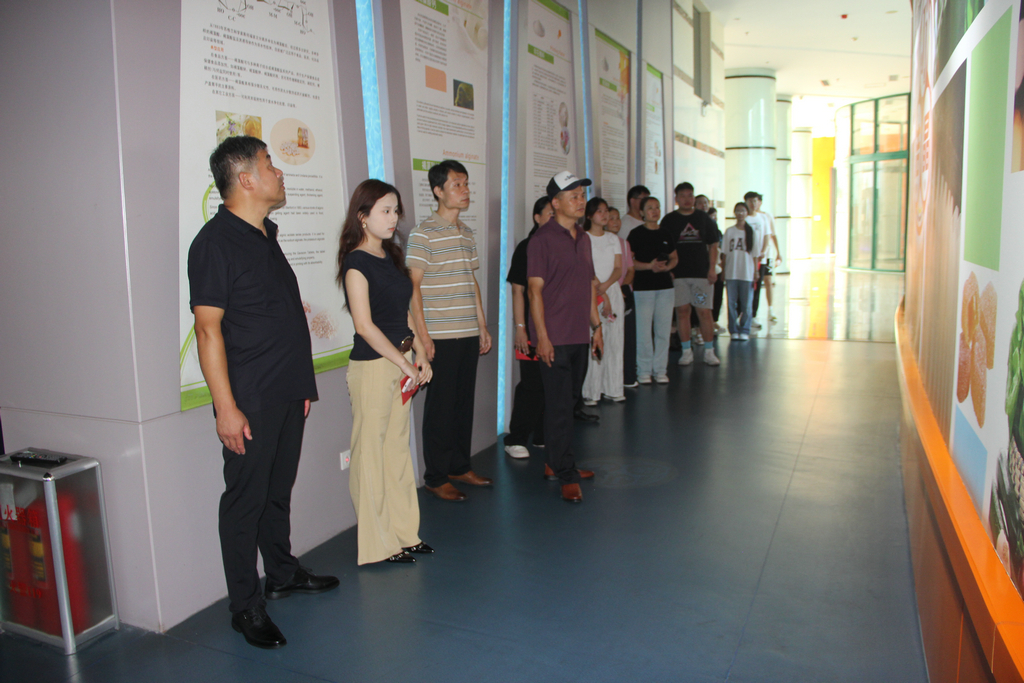 20250819情系職工子女  助力夢想啟航——潔晶集團舉行職工子女高考獎學金發放儀式5_1